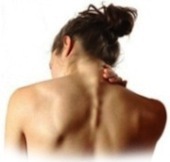 femme avec une cervicalgie 